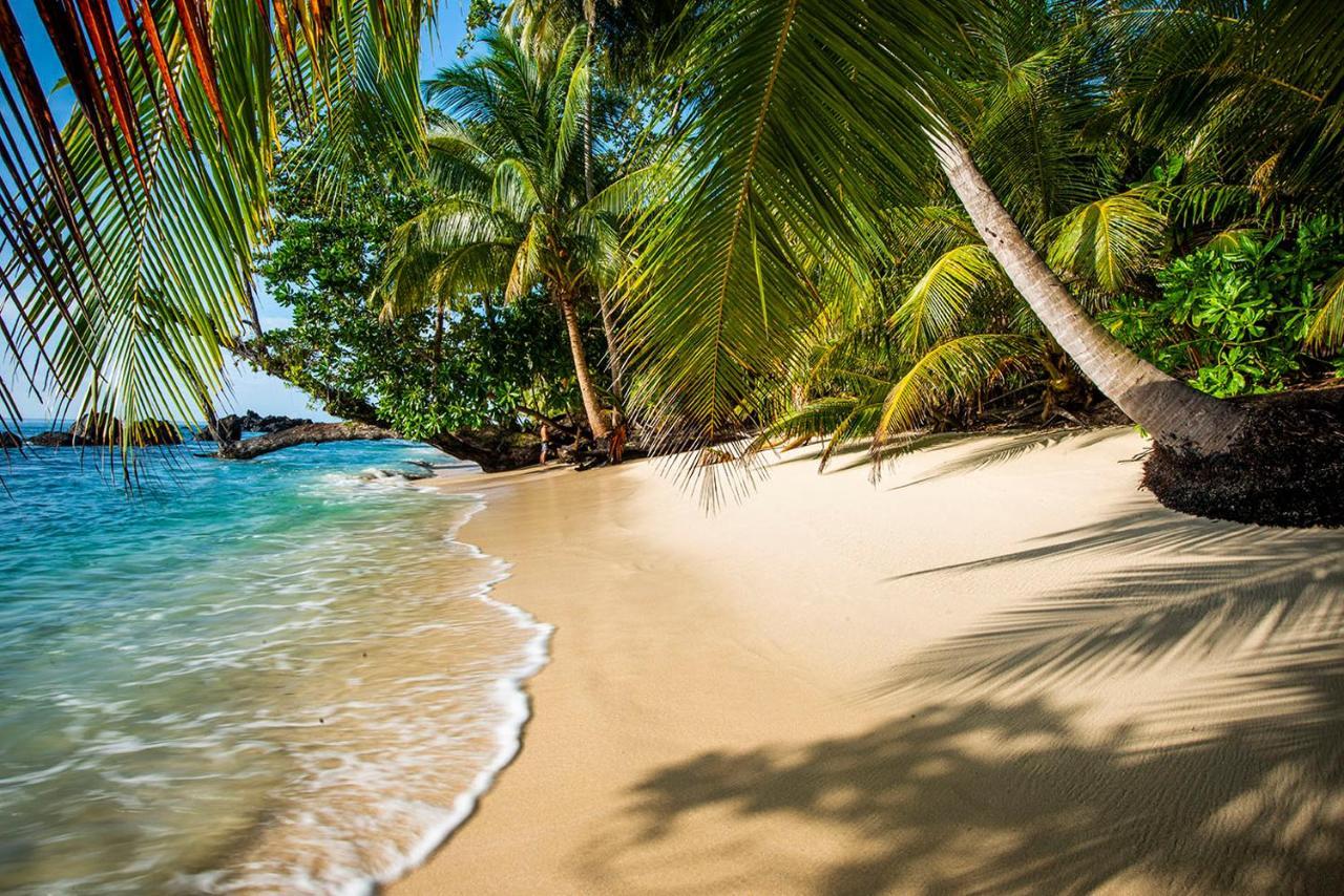 Pinang Island - Private Island Sea View Bungalows Singkil  المظهر الخارجي الصورة