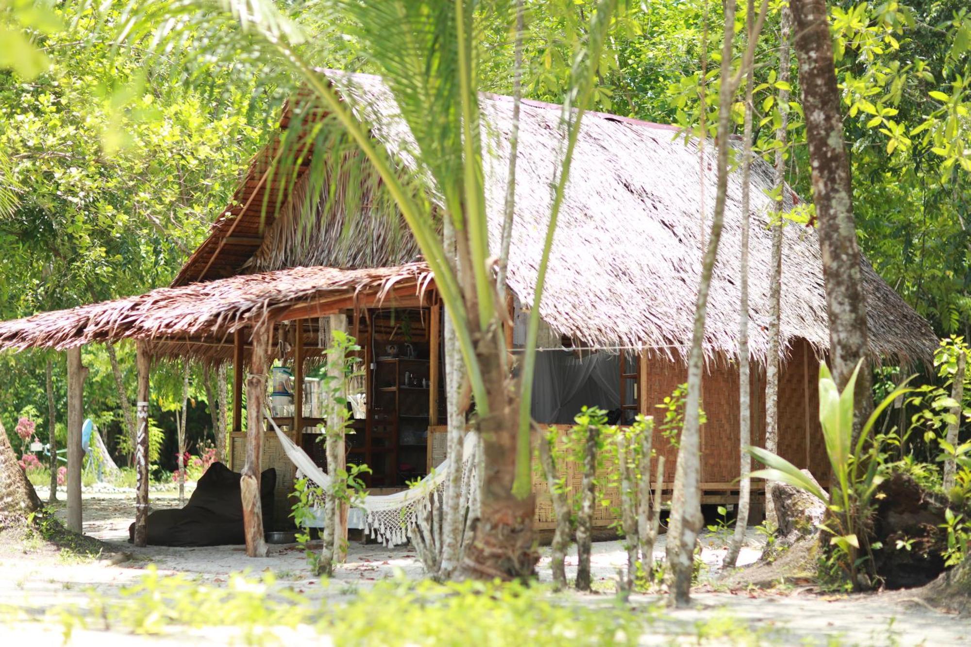 Pinang Island - Private Island Sea View Bungalows Singkil  المظهر الخارجي الصورة