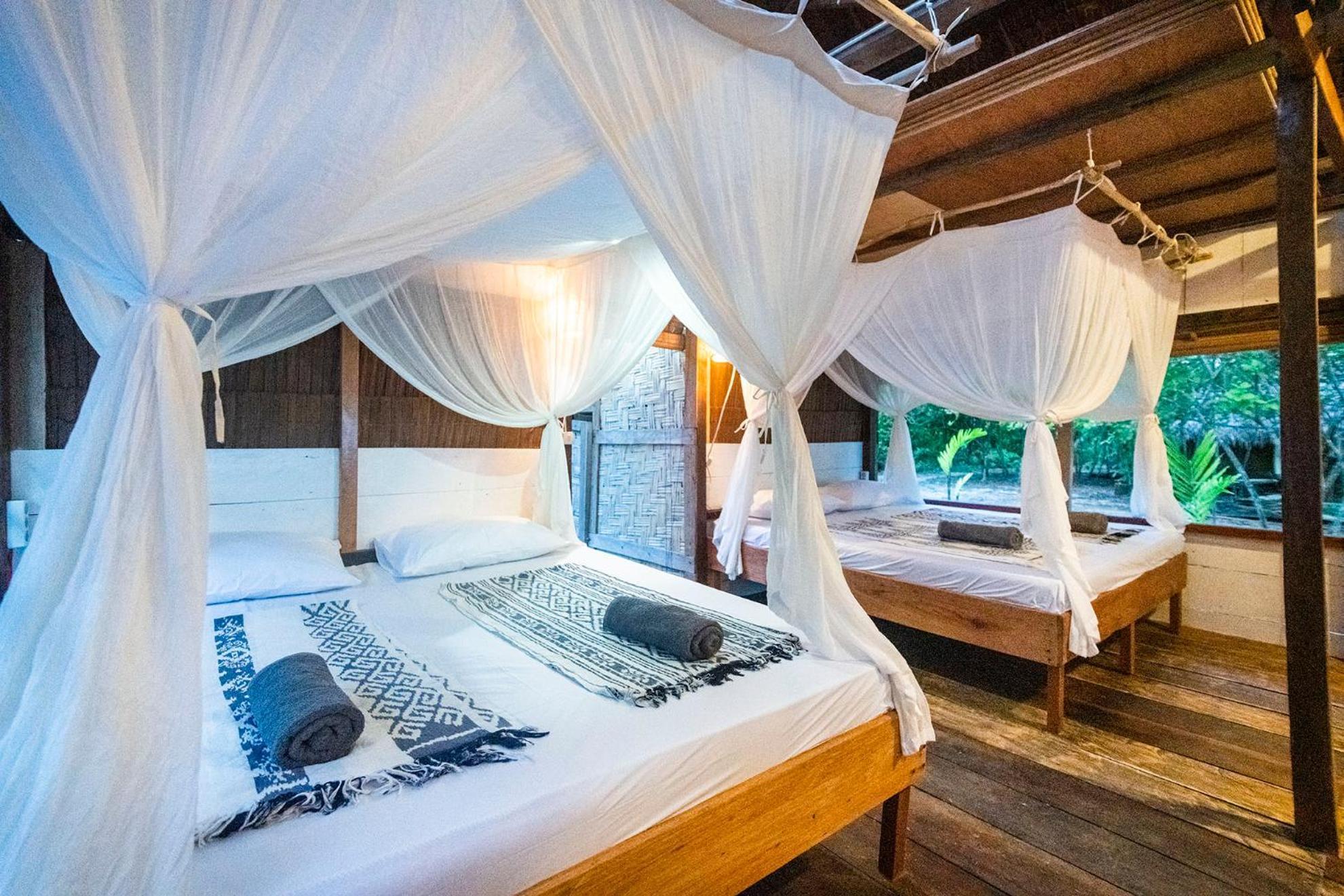 Pinang Island - Private Island Sea View Bungalows Singkil  المظهر الخارجي الصورة