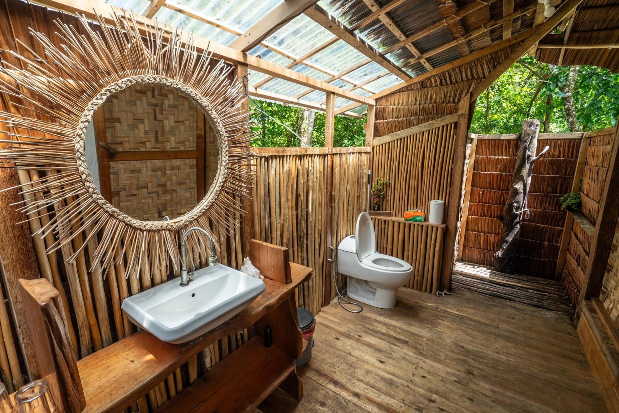 Pinang Island - Private Island Sea View Bungalows Singkil  المظهر الخارجي الصورة